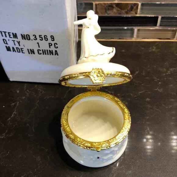Dancing bride and groom trinket ring jewelry box Wedding Gift Ivory Proposal Box - Picture 4 of 5